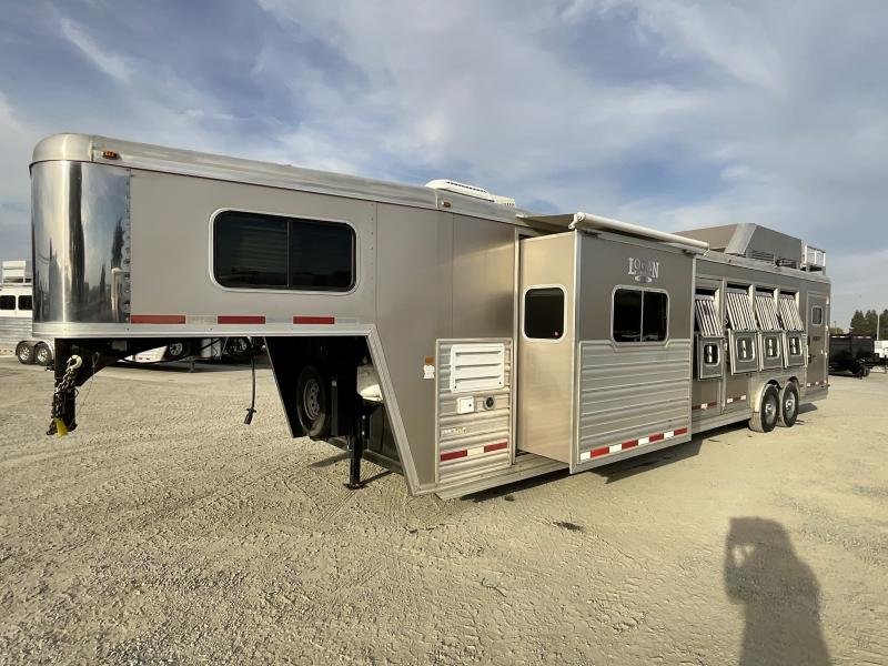 PRE-OWNED_2014_Logan_Coach_RAZ4GNHDLQ_4_Horse_Razor_GN_Horse_TrailerWITH_WALK_IN_CLOSET_48m8cikkoqni.jpg
