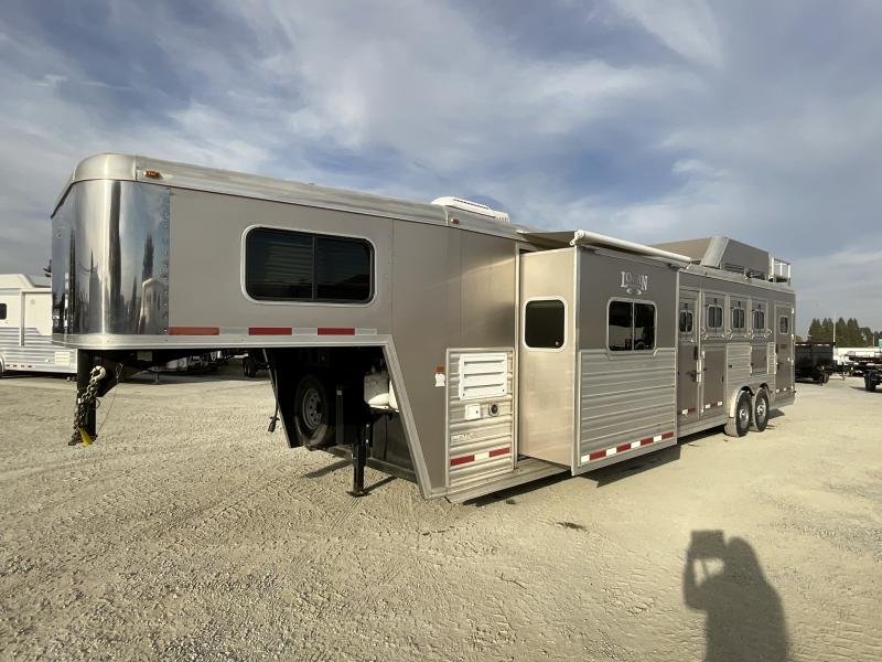PRE-OWNED_2014_Logan_Coach_RAZ4GNHDLQ_4_Horse_Razor_GN_Horse_TrailerWITH_WALK_IN_CLOSET_fWY74S1b5gcu.jpg