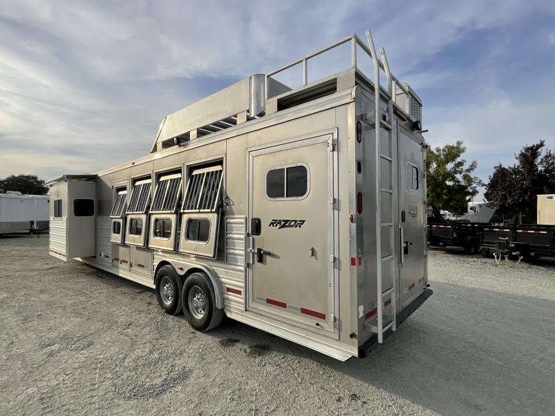 PRE-OWNED_2014_Logan_Coach_RAZ4GNHDLQ_4_Horse_Razor_GN_Horse_TrailerWITH_WALK_IN_CLOSET_u9zkRMnxa55u.jpg